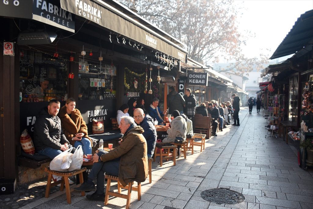 Od januara do novembra 1,4 miliona turista posjetilo BiH Sarajevo ljudi sjede u baštama sunce