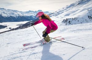trening za cijelo tijelo žena skija na planini snijeg