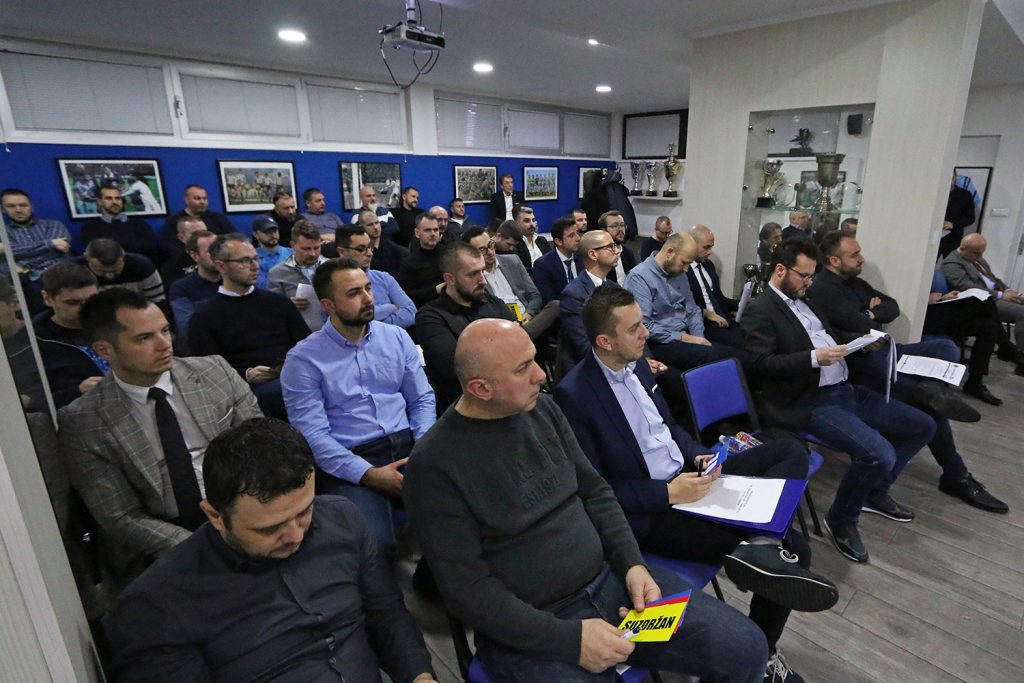 Skupština FK Željezničar članovi sjede u sali