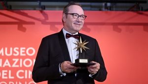 Spacey u Italiji primio nagradu kevin spacey drži nagradu