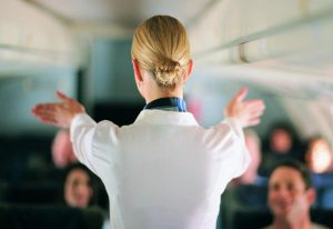 stjuardesa u avionu daje upute putnicima