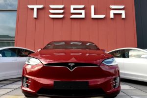 Tesla je dramatično snizila cijene automobili tesla ispred sjedišta piše tesla