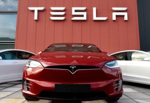 Tesla je dramatično snizila cijene automobili tesla ispred sjedišta piše tesla