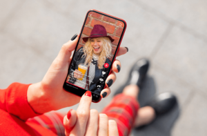 popularni na TikToku žena drži mobitel sa tiktok aplikacijom