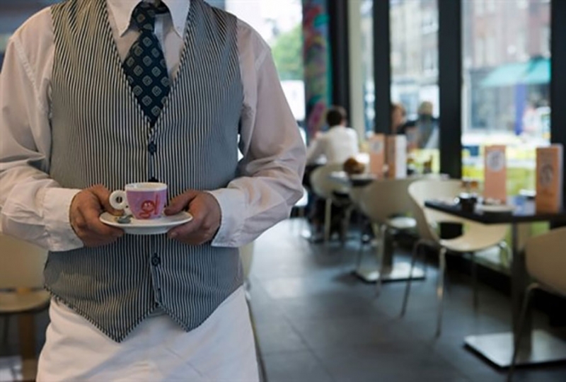 Njemačkoj fali radnika konobar nosi kafu
