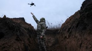 zapadno oružje ukrajinski vojnik u rovu dron na nebu