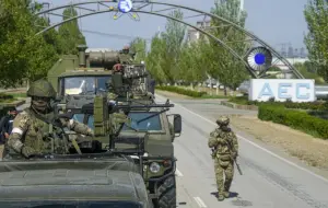 pasti za nekoliko dana vojnici na tenku i pored u ukrajini uniforme