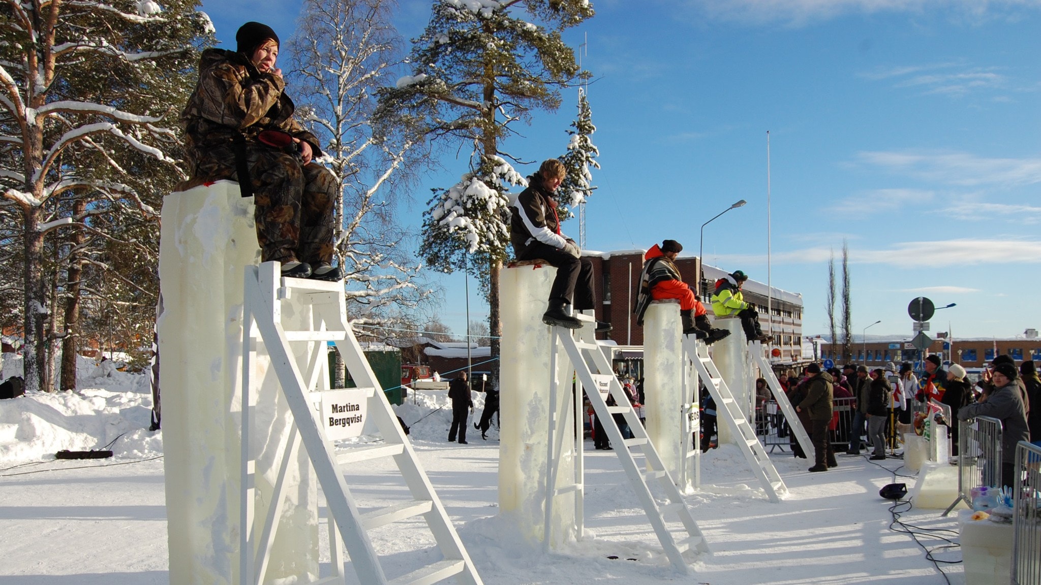 Isstolpsittning ili sjedenje na ledu takmičarska je aktivnost po kojoj je postao popularan švedski grad Vilhelmina ljudi sjede na ledenim stubovima dan sunce ledene merdevine
