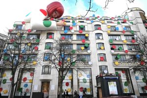 Ogromne skulpture umjetnička instalacija na zgradi Vuittona u parizu