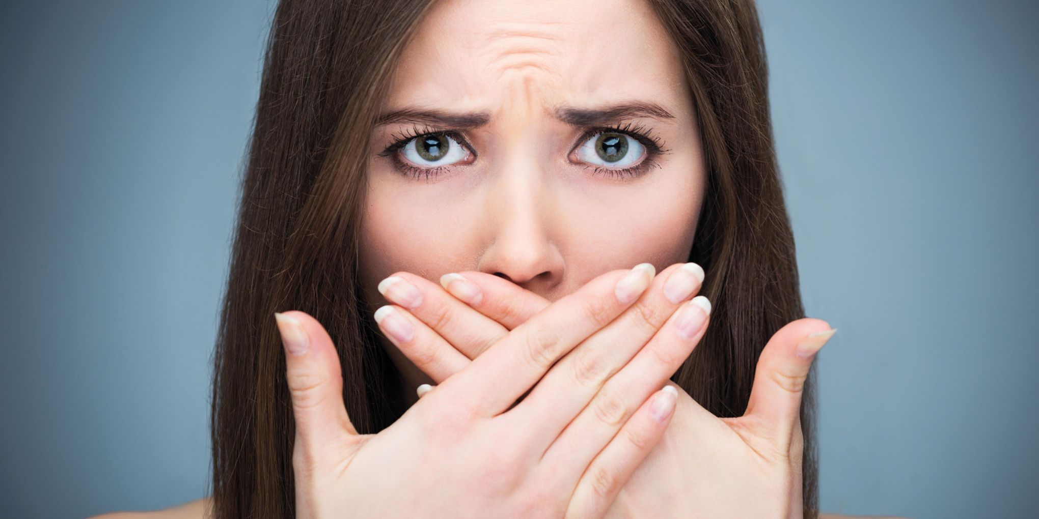 neugodan zadah žena drži obje ruke na ustima