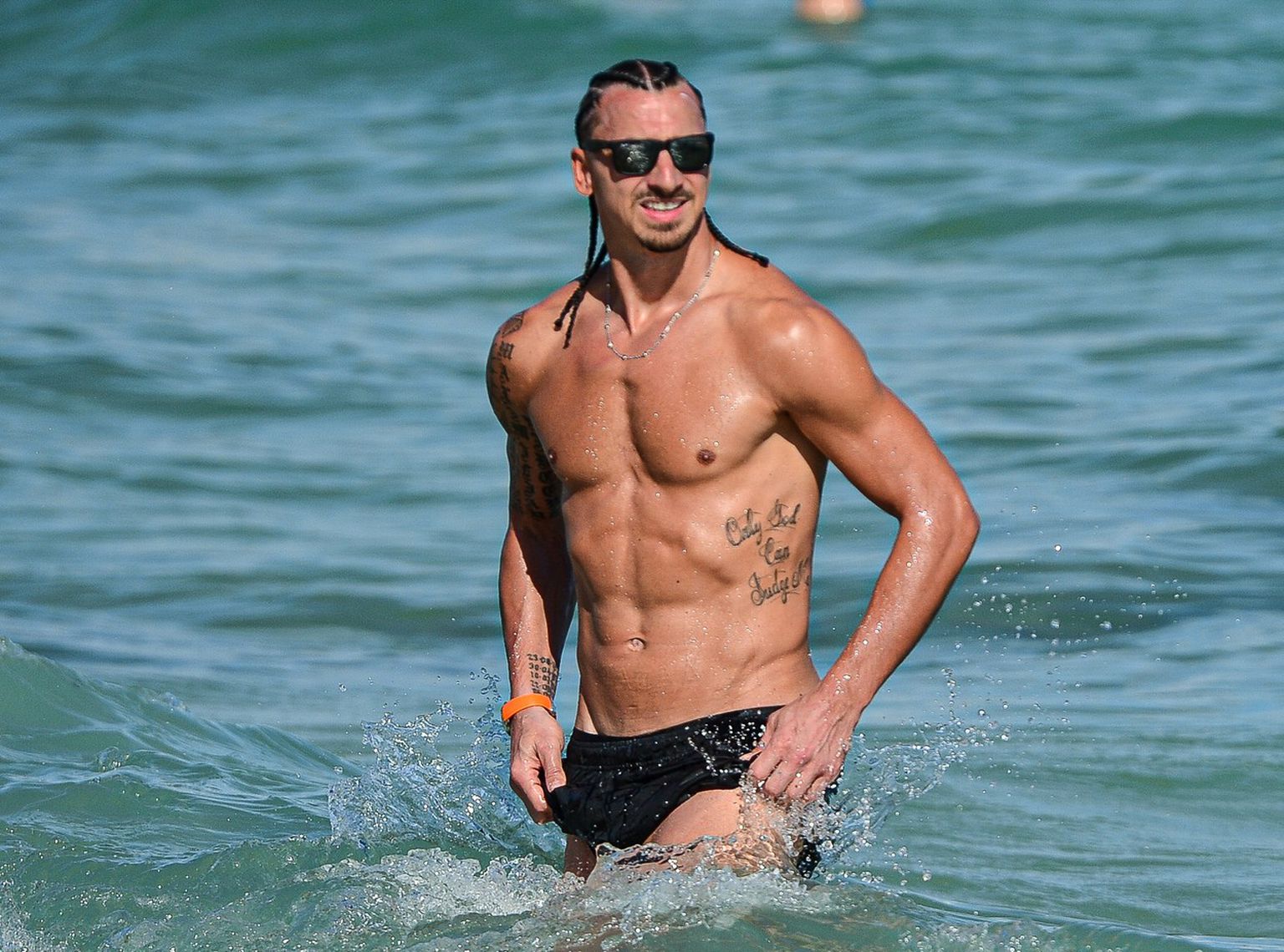 Slavni nogometaš Zlatan Ibrahimović postao je glavna zvijezda jedne plaže u Miamiju, gdje je ponosno pokazao svoje isklesane tijelo