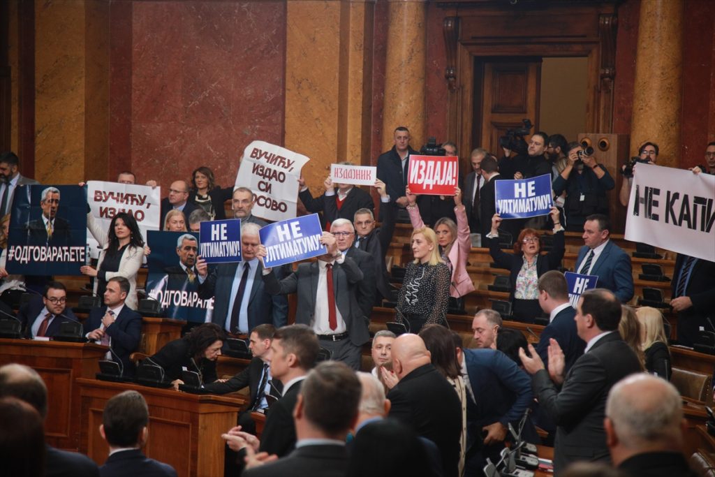 U Skupštini Srbije transparenti gužva poslanici pola sjede pola stoje