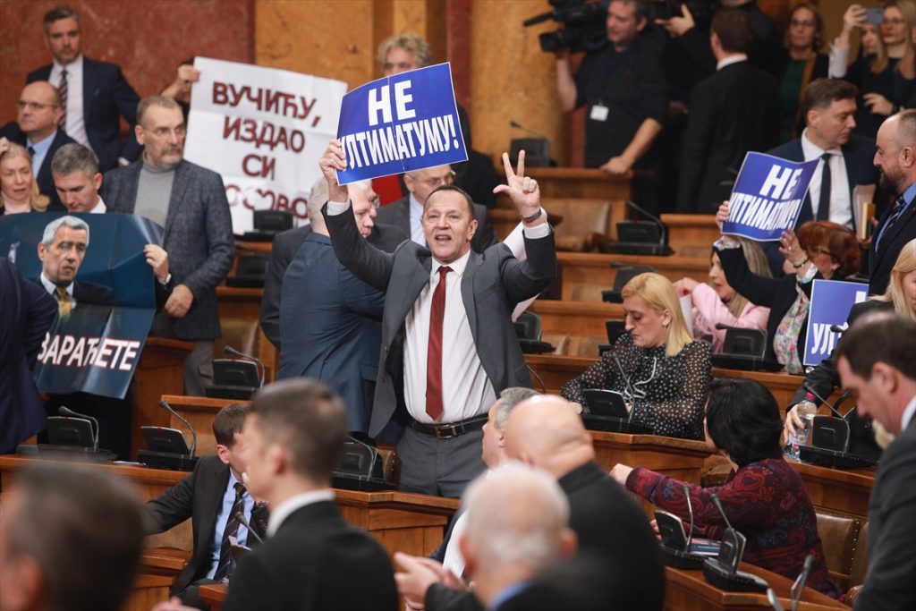 U Skupštini Srbije poslanici drže transparente