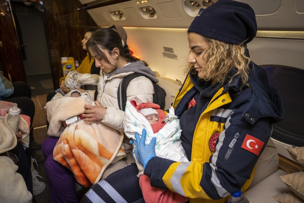 Ostale bez roditelja žena drži bebu u aviionu Turska