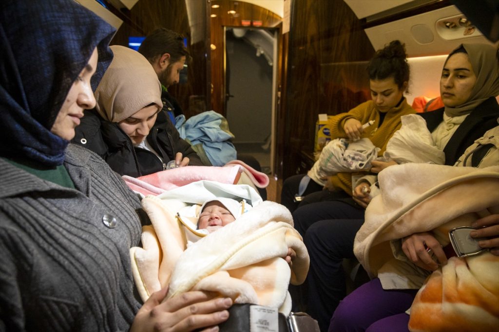 Ostale bez roditelja bebe u avionu drže ih žene 