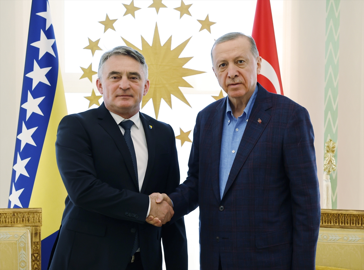 Predsjednik Turske Recep Tayyip Erdogan ugostio je danas u Istanbulu člana Predsjedništva Bosne i Hercegovine Željka Komšića.