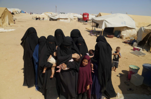 pripadnice ISIS-a u crnom sjeca kamp u siriji