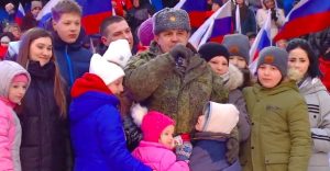 Djeca iz Mariupolja sa ruskim vojnicima koncert moskva