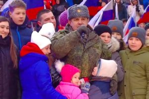 Djeca iz Mariupolja sa ruskim vojnicima koncert moskva
