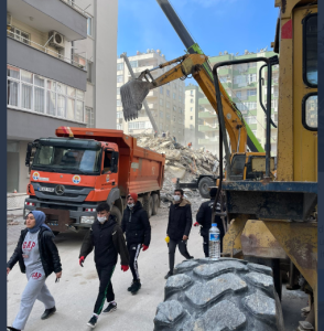 60 ljudi zarobljeno bagerom raščićavaju ruševine turska zemljotres
