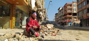 iz Hataya spasilac sjedi na ruševinama turska zemljotres