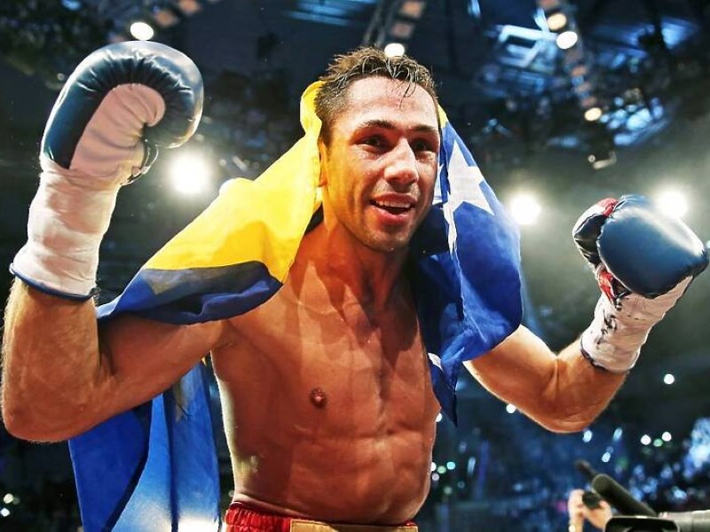 Peterostruki bokserski prvak svijeta Adnan Ćatić (44) večeras će će po prvi put boriti pod zastavom Bosne i Hercegovine.