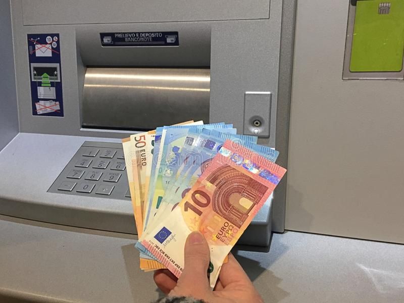 u minuse bankomat u ruci drži eure
