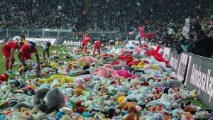 Navijači Bešiktaša bacili su hiljade plišanih igračaka na teren tokom utakmice u nedjelju kako bi donirali djeci pogođenu zemljotresom