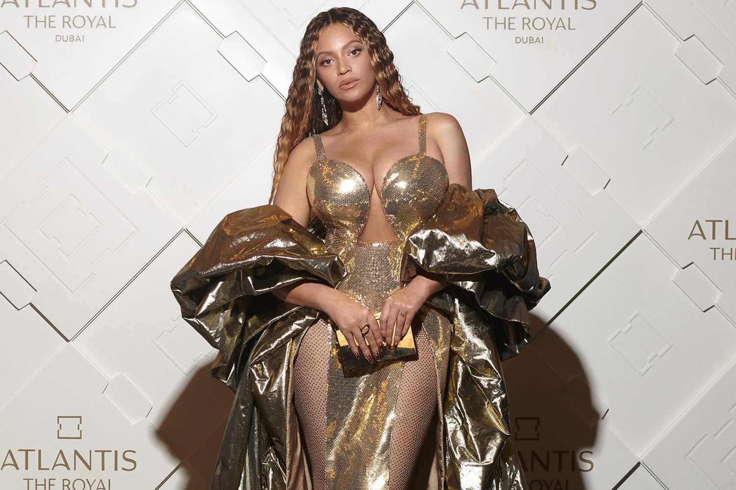 Grammy beynce u zlatnoj haljini stoji