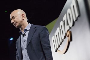 Jeff Bezos morao je preimenovati Amazon, suradnika je zgrozio originalan naziv jeff bezos iza njega natpis amazon
