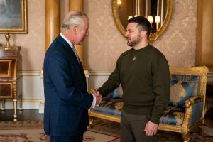 Palača je na Twitteru objavila fotografije susreta Zelenskog i kralja Charlesa, a fotografija je zasmetala dijelu ekipe na Twitteru