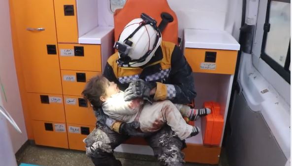 Kamere su snimile potresan video spašavanja djeteta u sirijskom Azazu. U potresu je poginulo više od 1.500 ljudi