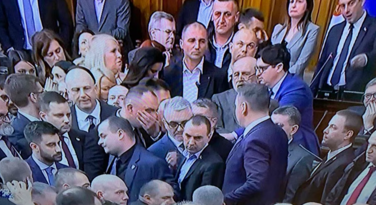 Nakon obraćanja opozicionih poslanika, desio se pravi haos u Skupštini Srbije, nakon što je Vučić krenuo da viče na opozicine poslanike,
