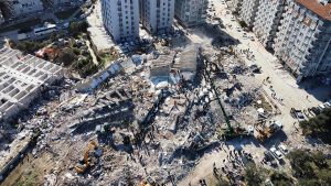 Snimak koji je napravljen dronom najbolje otkriva razmjere uništenja luksuznog stambenog bloka u turskom Hatayu