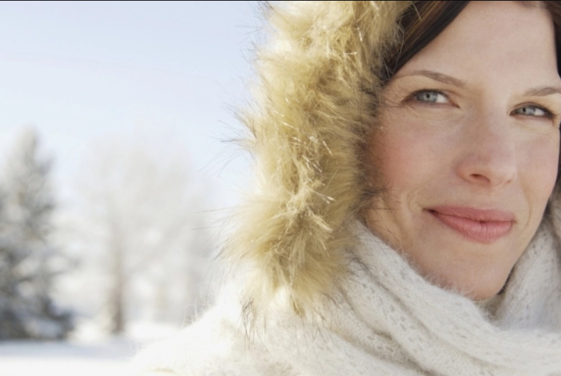 Hladnoća žena snijeg ima kapuljaču od krzna
