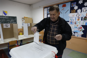 prijevremenim izborima stariji muškarac ubacuje listić u glasačku kutiju