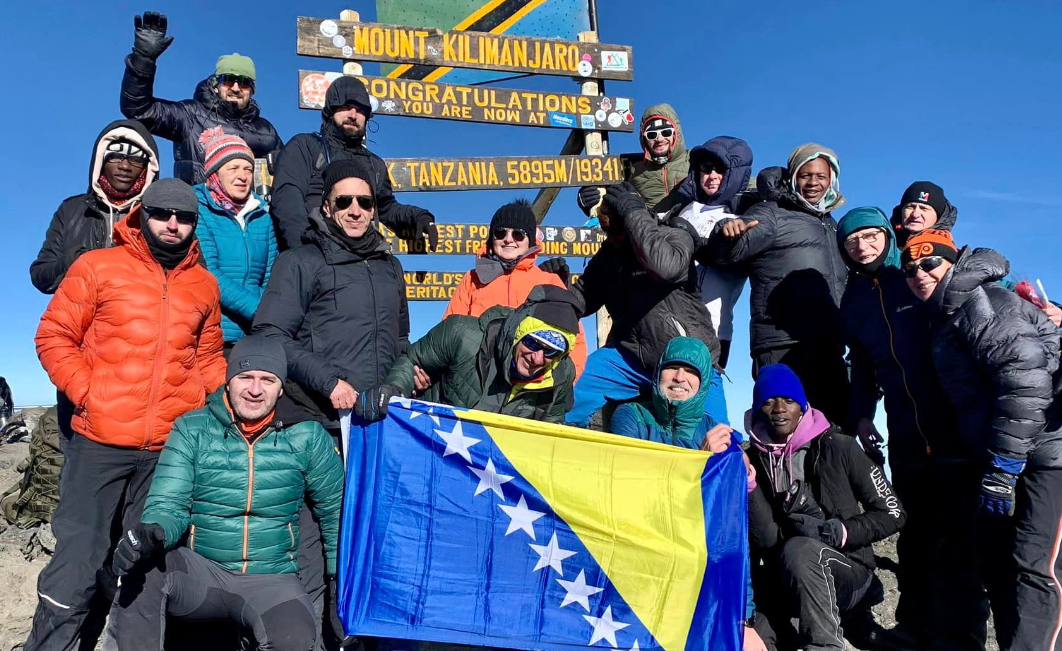 Grupa planinara iz bih na kilimandzaru zastava bih