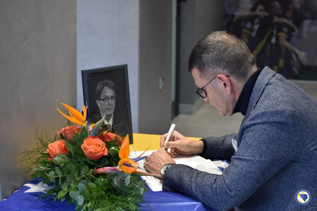 U prostorijama Nogometnog saveza Bosne i Hercegovine otvorena je Knjiga žalosti povodom smrti Miroslava Ćire Blaževića.