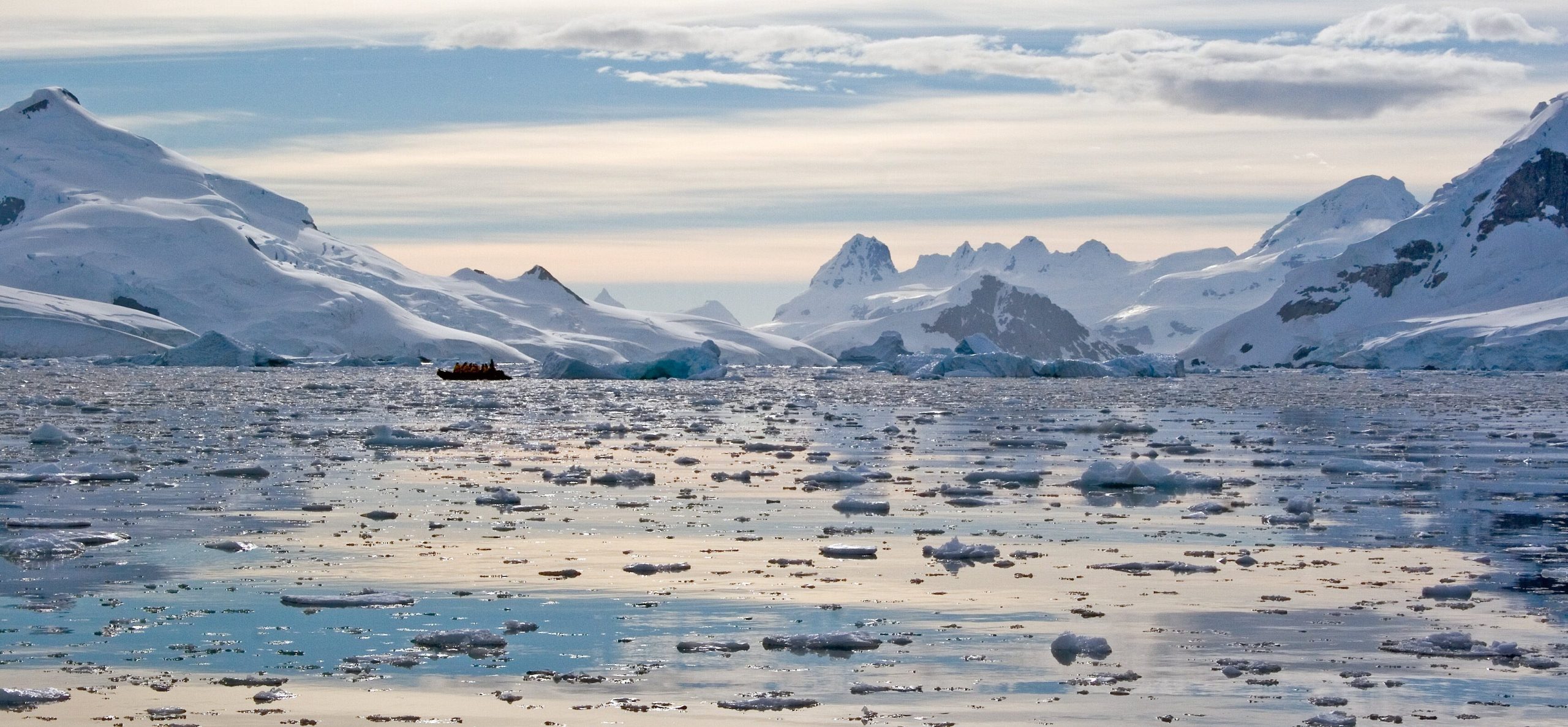 Nivo morskog leda na Antarktiku pao je na najniži nivo od 1979., pokazalo je istraživanje. Kao razlog su navedeni vjetar, topli zrak i voda
