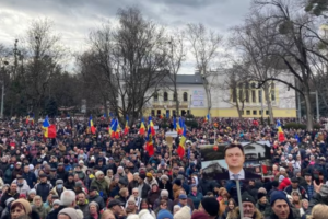 moldavija protesti stotine ljudi transparenti