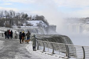 Majka iz Illinoisa umrla je, a njezin petogodišnji sin je preživio, nakon što je skočila s 27 metara visoke litice na Niagarinim slapovima.