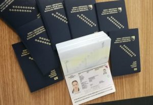 pasoša bh. pasoši na stolu jedan otvoren