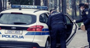 Policajci porodili ženu policajac ulazi u policijski automobil hrvatska