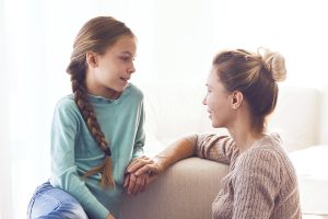 Zašto djevojčice sve ranije ulaze u pubertet majka razgovara sa djevojčicom
