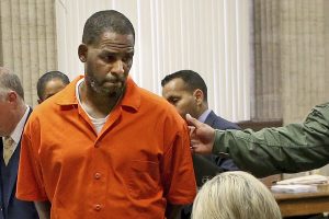 Osramoćeni R&B pjevač R. Kelly proglašen je krivim i osuđen u četvrtak na 20 godina zatvora u saveznoj sudnici u Čikagu