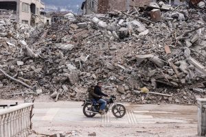 luksuzni stanovi pretvoreni u ruševinu turska zemljotres muškarac vozi bicikl