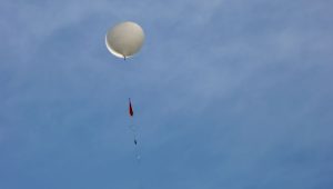 špijunski baloni na plavom nebu