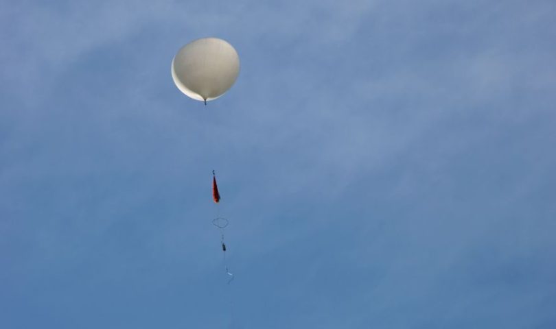 špijunski baloni na plavom nebu