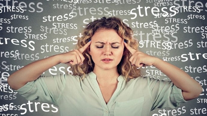 tuđim stresom žena pod stresom drži ruke na glavi iza nje na pozadini piše stres