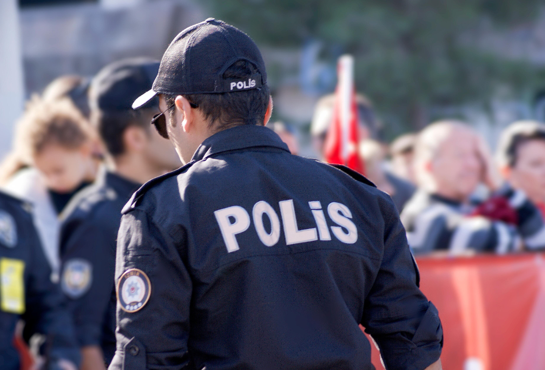 pripremali terorističke napade policajac u uniformi s leđa turska